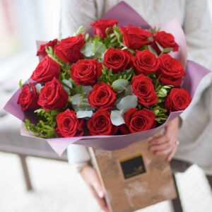 18 red rose gift box
